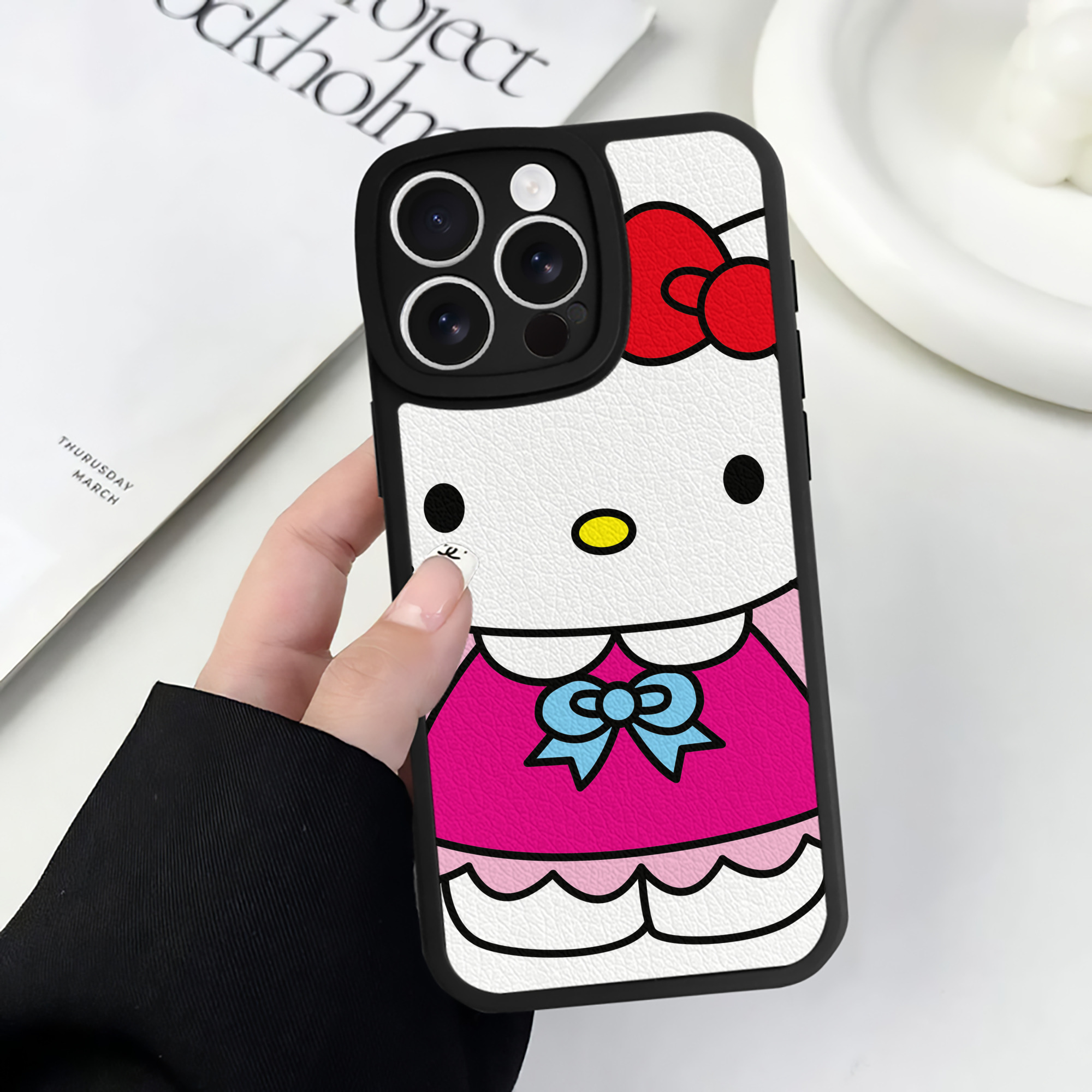 （画像用） Hello Kitty ハローキティ 【iPhone 16シリーズ対応】シリコンスマホケース（レザー調） 材質：シリコン